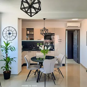 Apartman Enjoy - New With Terrace And Free Parking Garage, Pula